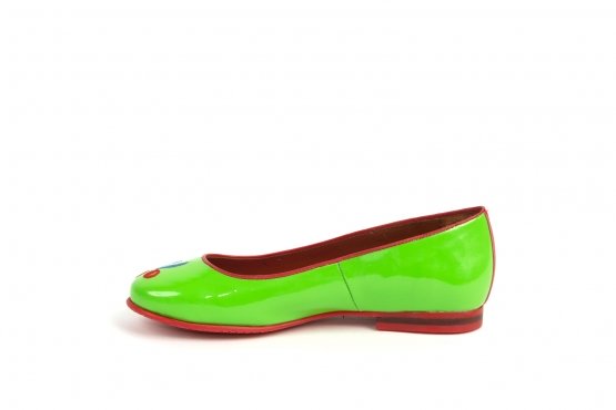 Zapato bailarina modelo Cherry fabricado en CHAROL PISTACHO con bordado