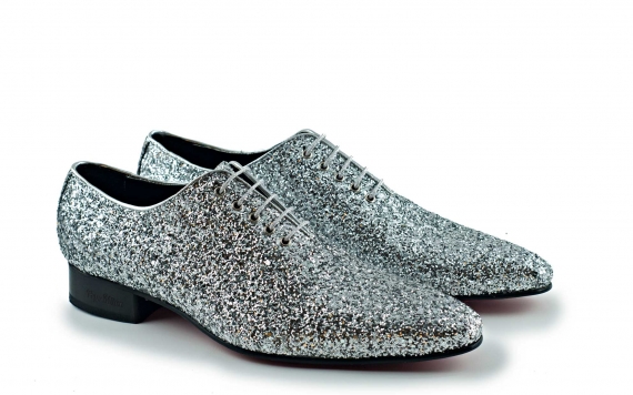 Modèle de chaussures Saturno, fabriqué en argent glitter. 