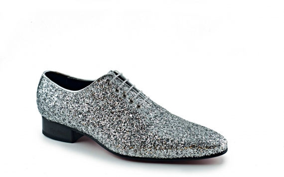 Modèle de chaussures Saturno, fabriqué en argent glitter. 