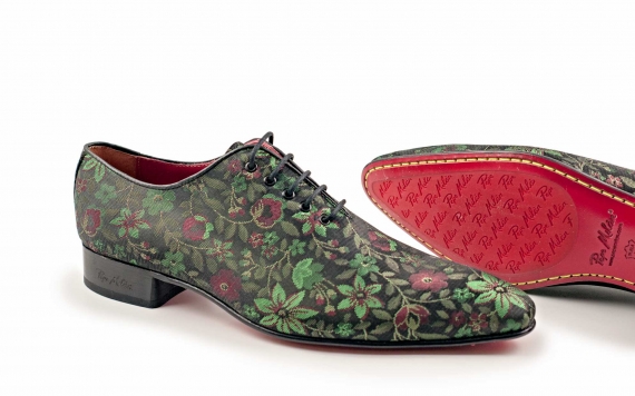 Robi model shoe, made of satin fantasy amazons.