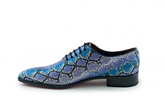 Zapato modelo Mayle, fabricado en glitter serpiente lila.