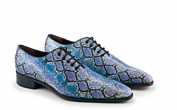 Zapato modelo Mayle, fabricado en glitter serpiente lila.