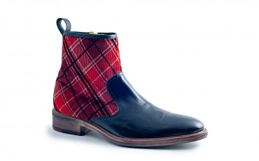 Glasgow model short-leg boot, manufactured in black nappa and red scottish 