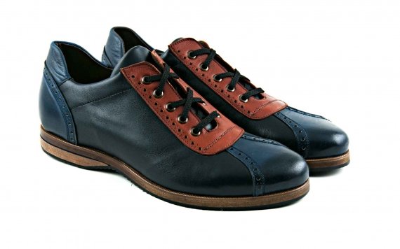 Modèle de sneaker Easyway, en nappa bleu et cuir.