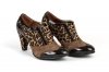 Zapato modelo Leoparda fabricado en charol marrón y afelpado marrón.