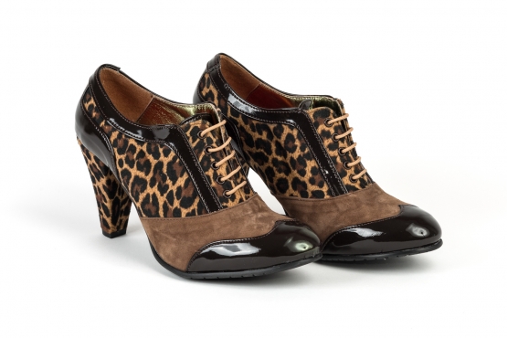 Zapato modelo Leoparda fabricado en charol marrón y afelpado marrón.