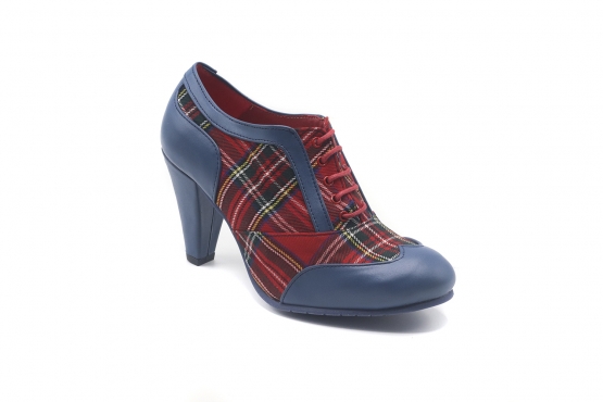 Zapato modelo Red Glasgow, fabricado en textil escocés y napa costa. 