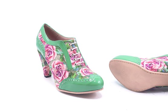 Alma Shoe model, manufactured in Fantasia Casandra Charol Verde Hierba