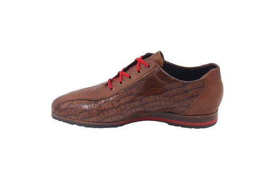 Sneaker modelo Smartwalker  fabricado en cuero coco y napa marrón. 