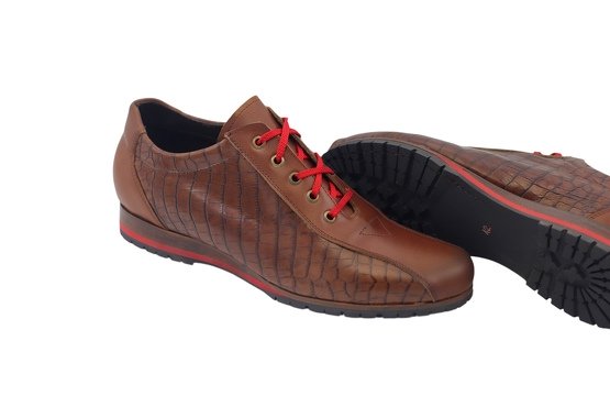 Sneaker modelo Smartwalker  fabricado en cuero coco y napa marrón. 