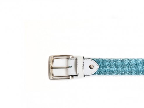 Modèle de ceinture Performery, en paillettes bleues et blanches.