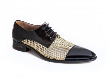 Modèle de chaussures Hechizo, fabriquées en cuir verni noir et calandre d'or.