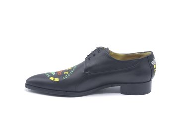Zapato modelo Jeroen, fabricación en Napa Negra con bordado KNOR
