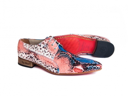 Zapato modelo Camboya, fabricado en Cobra coral. 