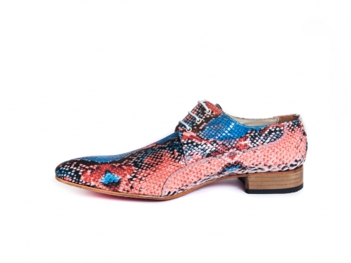 Zapato modelo Camboya, fabricado en Cobra coral. 