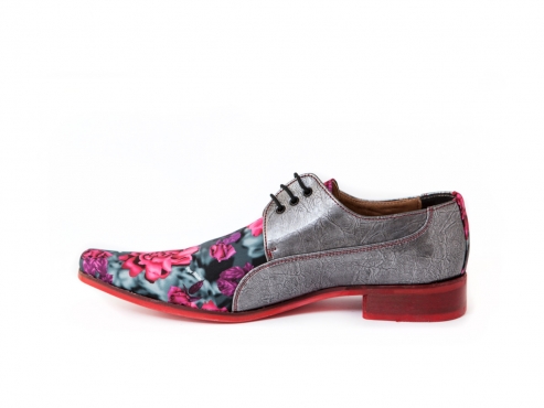 Zapato modelo Essence, fabricado en fantasía Ivonne y charol gris carbón. 