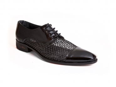 Zapato modelo Nery, fabricado en charol negro y rejilla negra. 