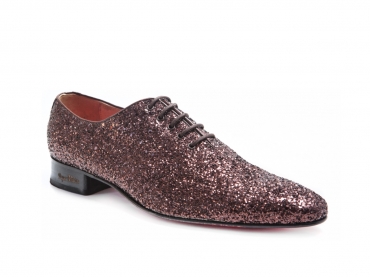 Zapato modelo bronceluz, fabricado en glitter marrón con vivos marrones.