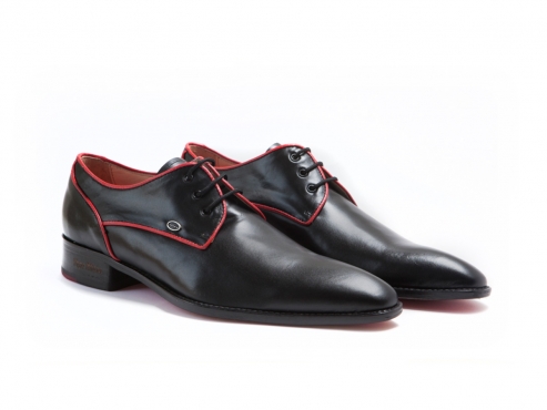 Zapato modelo Esterling, fabricado en napa negra con vivos rojos.