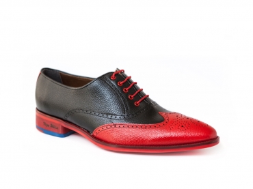 Zapato modelo Maracaibo , fabricado en Karacas negro y Karacas rojo. 