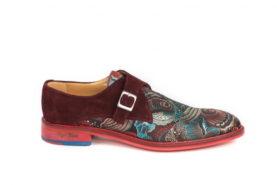 Jambi model shoe, made in jacquard 521 nº6 and plush wine.