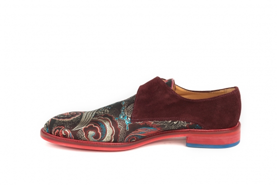 Jambi model shoe, made in jacquard 521 nº6 and plush wine.