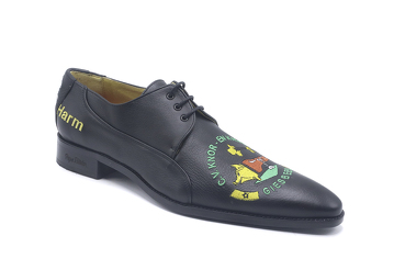 Zapato modelo Harm, fabricado en Napa Negra con bordado KNOR