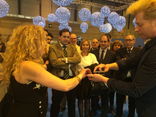 El mago Yunke nos sorprende con sus trucos de magia durante la feria en el salón Momad, 2017.